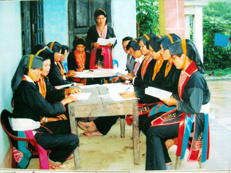 Cán bộ phụ nữ vùng đồng bào dân tộc thiểu số của huyện Tiên Yên trao đổi kỹ năng ghi chép biểu mẫu, sổ sách theo dõi hoạt động Hội.