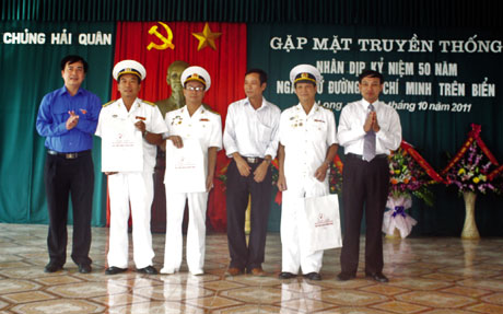 Các đồng chí lãnh đạo T.Ư Đoàn, Tỉnh Đoàn tặng quà cho các CCB “Đoàn tàu không số” năm xưa.