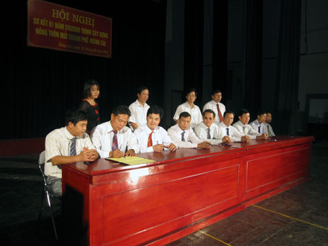 Bí thư Đảng uỷ 9 xã của TP Móng cái ký giao ước thi đua đẩy mạnh xây dựng nông thôn mới.