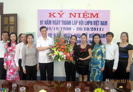 Các đồng chí lãnh đạo tỉnh tặng hoa chúc mừng cán bộ, nhân viên cơ quan Hội LHPN tỉnh nhân kỷ niệm ngày 20-10