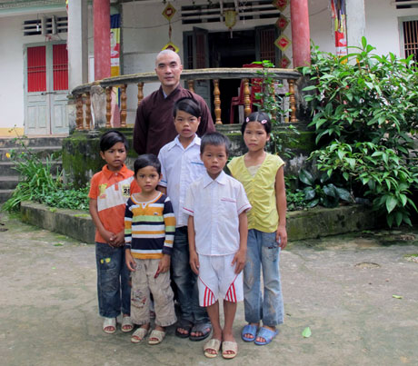 Sư thầy Thích Thanh Dương và những em bé nghèo đang nương nhờ cửa Phật tại chùa Vãng.