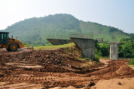 Mố M1 hoàn thành thi công đã vài tháng nay, nhưng đường dẫn đầu cầu vẫn chưa được nhà thầu thi công.