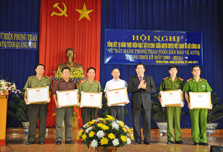 Đồng chí Hà Văn Núi, Phó Chủ tịch Ủy ban T.Ư MTTQ tặng bằng khen cho các tập thể, cá nhân đạt thành tích xuất sắc trong 10 năm thực hiện NQLT số 01.