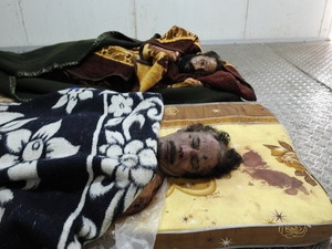 Thi thể ông Muammar Gaddafi (phải) và con trai của ông, Mutassem. (Nguồn: Getty Images) 