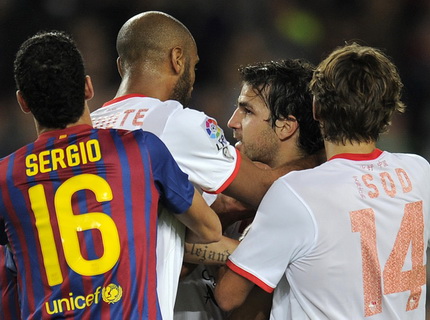 Fabregas và Kanoute ẩu đả trong những phút cuối trận