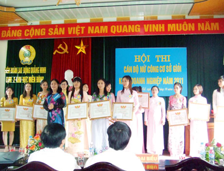Trao bằng khen cho các thí sinh tại hội thi “Cán bộ nữ công cơ sở giỏi các doanh nghiệp năm 2011” cụm miền Đông của tỉnh.