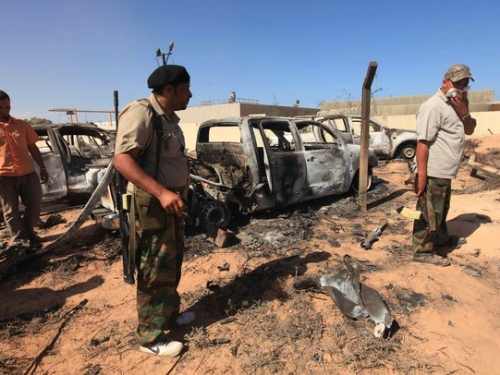 Hai chiếc ô tô chở ông Gaddafi cùng quân lính bị NATO tấn công. Ảnh: Press TV .