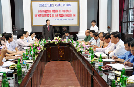 Đồng chí Nguyễn Đức Long Phó Bí thư Tỉnh uỷ, Chủ tịch HĐND tỉnh phát biểu tại buổi làm việc với đoàn cán bộ Trung ương Liên hiệp công đoàn Lào.