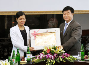 Đồng chí Đỗ Thị Lan, Chủ tịch LĐLĐ tỉnh và đồng chí Trưởng đoàn cán bộ Trung ương Liên hiệp công đoàn Lào trao tặng quà lưu niệm.