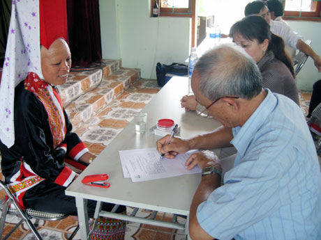 Cộng tác viên của Trung tâm TGPL Nhà nước tỉnh trợ giúp cho người dân xã Quảng Sơn (Hải Hà).
