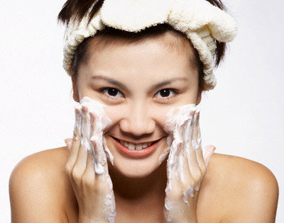 Sử dụng sữa rửa mặt phù hợp sẽ loại bỏ lớp bã nhờn trên da, không làm da bị khô và kích ứng