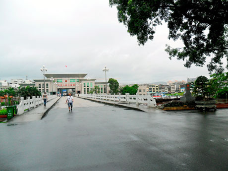 Cầu Bắc Luân hôm nay (nhìn từ phía đầu cầu Việt Nam).