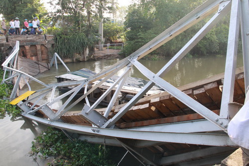 Cầu Bình Cách mới được sửa chữa cách đây hơn 3 tháng nhưng nay đã đổ sập - Ảnh: M.Thuận