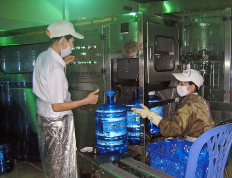 Sản xuất nước lọc tại Công ty Nước khoáng và Dịch vụ thương mại Quảng Ninh.
