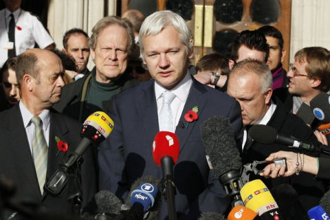 Julian Assange trong vòng vây báo chí sau phiên xử tại London hôm nay. Ảnh: AP.
