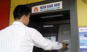 Sử dụng máy ATM trên địa bàn. (Ảnh chỉ có tính chất minh hoạ).