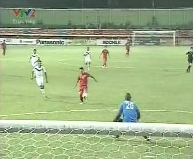 Trọng Hoàng đối mặt thủ môn Đông Timor trong pha mở tỷ số.