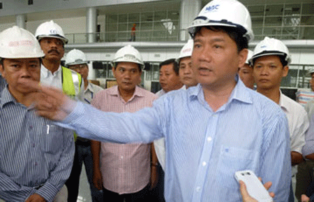 Bộ trưởng Thăng chỉ đạo thay tướng tại sân bay Đà Nẵng.
