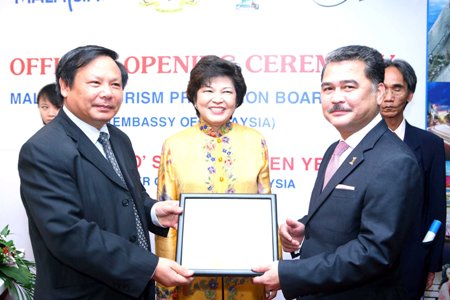 Bộ trưởng Du lịch Malaysia, bà Dato’ Sri Dr. Ng Yen Yen bỏ phiếu bầu chọn cho Vịnh Hạ Long