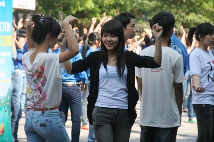 Nữ sinh Kinh tế nhảy Flashmob, bình chọn Vịnh Hạ Long