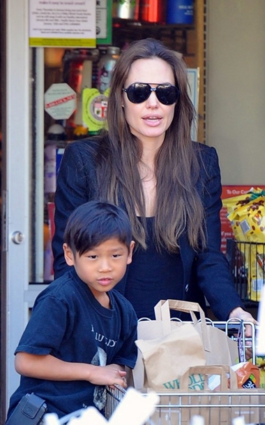 Angelina Jolie và con trai nuôi người Việt Nam - Pax Thiên.