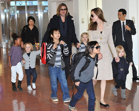 Angelina Jolie, Brad Pitt và 6 con xuống sân bay Tokyo hôm 9/11. Ảnh: Splash.