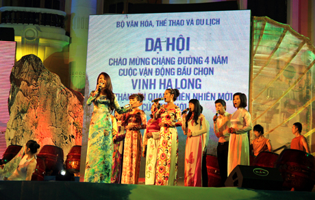 Một tiết mục tại dạ hội mừng Vịnh Hạ Long chiến thắng, do Bộ VH-TT&DL tổ chức tại Hà Nội, 12-11-2011. Ảnh: Huy Thông (Báo TT&VH)