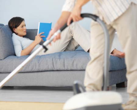 Rất ít quảng cáo có hình ảnh người đàn ông chia sẻ việc gia đình với phụ nữ.