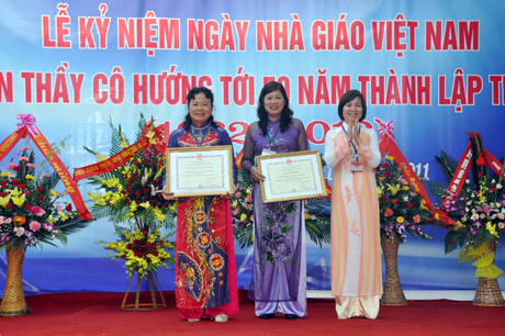 Ban giám hiệu Trường THCS Nguyễn Văn Thuộc đón nhận bằng khen từ UBND tỉnh