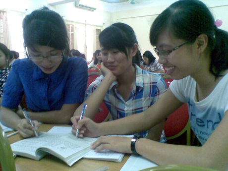 Em Nguyễn Hồng Xuyên (ngoài cùng bên trái) cùng các bạn trong lớp đại học.
