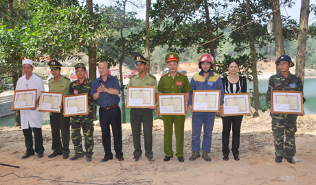 Kết thúc diễn tập đồng chí Vũ Văn Hợp, Phó Chủ tịch UBND TP Hạ Long, Trưởng BCĐ tặng giấy khen cho 6 tập thể và 8 cá nhân có thành tích xuất sắc trong công tác diễn tập bảo vệ rừng và PCCCR.