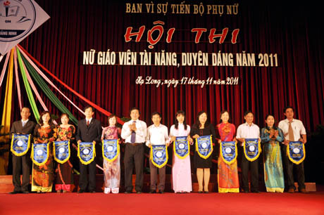 Đồng chí Đỗ Văn Thuấn, Giám đốc Sở GDĐT chúc mừng14 đoàn về tham dự Hội diễn