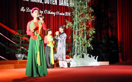 Tiết mục ngâm thơ của cô giáo Nguyễn Thị Oanh, Trường THCS Nguyễn Văn Thuộc, TP Hạ Long
