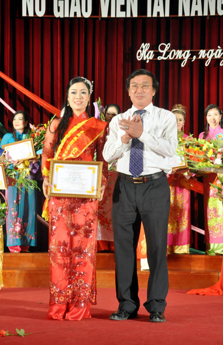 Đồng chí Đỗ Văn Thuấn, Giám đốc Sở GDĐT tặng hoa, trao bằng khen cho cô giáo Lưu Thu Hà, Tiể học Đào Phúc Lộc đạt giải nhất Hội thi năm nay