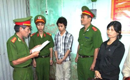 Công an Đắk Lắk thực hiện lệnh bắt tên Nguyễn Quốc Diễn (giữa).