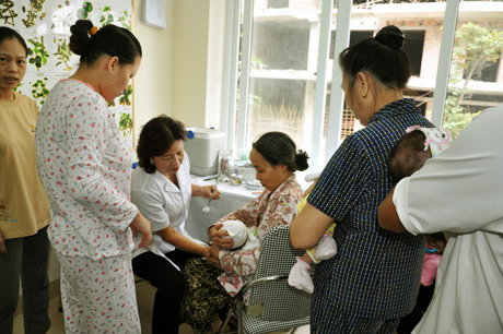 Tiêm chủng cho trẻ em tại Trạm Y tế phường Hồng Gai (TP Hạ Long).
