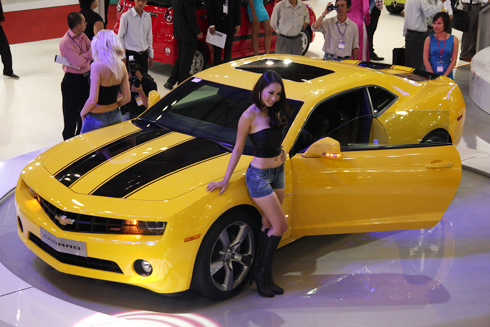 Chevrolet Camaro thu hút rất đông các bạn trẻ tới tham quan triển lãm xe hơi lớn nhất trong năm.