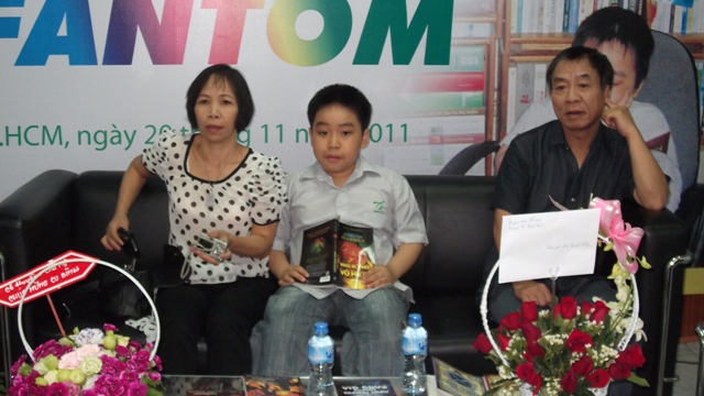 Nguyễn Bình cùng cha mẹ giao lưu với bạn đọc tại NXB Trẻ. Ảnh: T.T