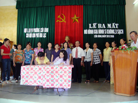 Lễ ra mắt mô hình “Gia đình 5 không, 3 sạch” tại Chi hội khu phố Hoà Lạc, phường Cẩm Bình (TX Cẩm Phả).