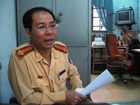 Trung tá Mỵ Duy Xuân, Đội trưởng Đội CSGT, Công an TP Thanh Hóa trao đổi với PV.