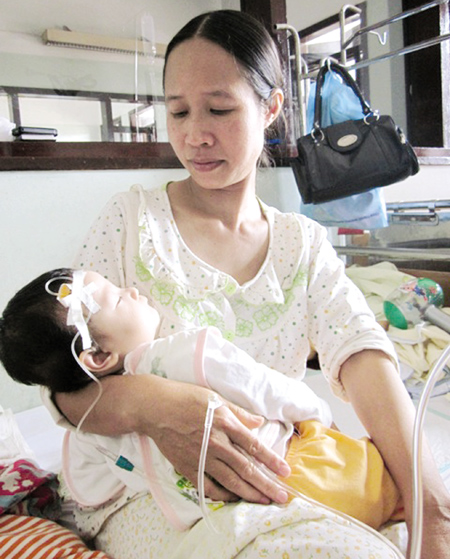 Bệnh nhi Đỗ Phương Anh đang điều trị tại BV Nhi TƯ vì ngộ độc thuốc cam. Ảnh: P.T