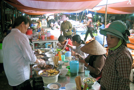 Các quán ăn sáng tại chợ Trung tâm thị trấn Cái Rồng, huyện Vân Đồn