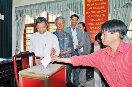 Bỏ phiếu tín nhiệm với các chức danh công chức phường Ninh Dương, TP Móng Cái (ngày 22-11-2011). Ảnh: NGỌC HÀ