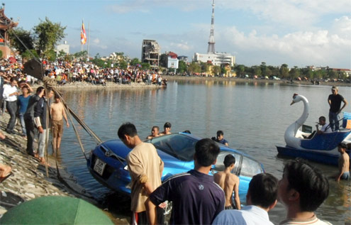 Chiếc xe được đưa lên bờ nhưng người phụ nữ trong xe đã tử vong. Ảnh: Định Nguyễn.
