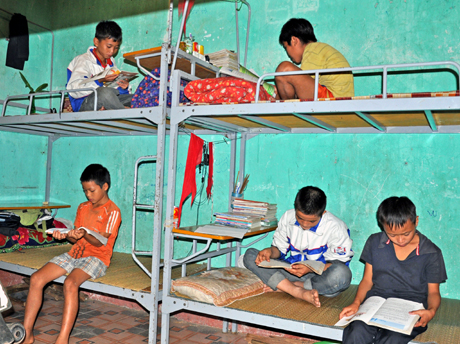 Học sinh nội trú Trường PTCS Hải Sơn ôn bài sau giờ lên lớp.