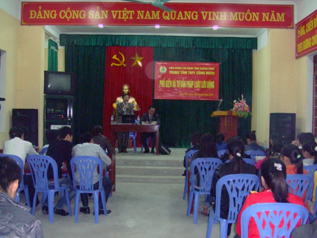 Một buổi phổ biến, tư vấn pháp luật lưu động cho công nhân Công ty Giày Everbest Việt Nam do Trung tâm tổ chức tại Nhà Văn hoá khu Cao Sơn 3, phường Cẩm Sơn (TX Cẩm Phả).