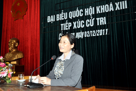 Đồng chí Đỗ Thị Hoàng đã thông báo kết quả chương trình kỳ họp thứ 2 Quốc hội khóa XIII vừa kết thúc với cử tri huyện Vân Đồn.