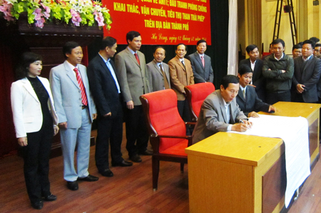 Chủ tịch UBND 20 phường của TP Hạ Long ký giao ước thi đua trước sự chứng kiến của các đồng chí lãnh đạo tỉnh và TP Hạ Long. 