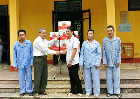 Hội Bảo trợ người tàn tật và trẻ mồ côi tỉnh thăm và tặng quà bệnh nhân đang điều trị tại Bệnh viện Bảo vệ sức khỏe tâm thần tỉnh.
