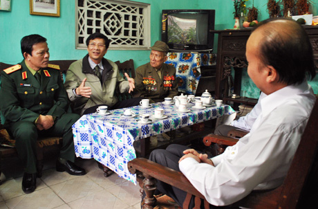 Chủ tịch UBND tỉnh Nguyễn Văn Đọc thăm và trò chuyện cùng gia đình của cụ Diêu Ứng Phúc.